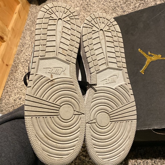 Nike Air Jordan 1 Mid SE- Black and Grey - Picture 4 of 4